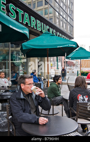 L'homme de boire du café au Starbucks café au centre-ville de Montréal Banque D'Images