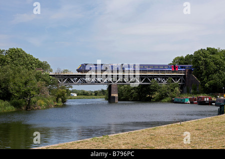 43117 passe au-dessus du pont à Evesham avec Marina 1321 Paddington sur Hereford 01 07 08 Banque D'Images