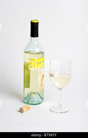 Un verre de vin et bouteille de vin Banque D'Images