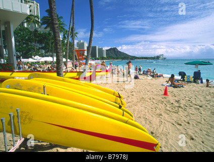La plage de Waikiki sur l'île d'Oahu, Hawaii montrant Diamond Head Banque D'Images