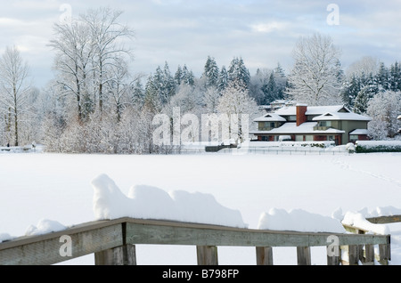 Sélection de marche et maisons de ville à Mill Lake Park après une chute de neige fraîche Abbotsford BC Canada Banque D'Images