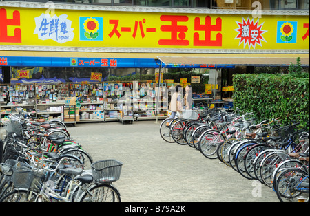 Les vélos garés devant un magasin Super Tamade, Osaka JP Banque D'Images