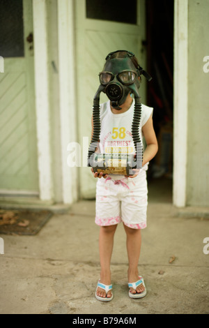 Petite fille de cinq ans porte un masque à gaz Banque D'Images