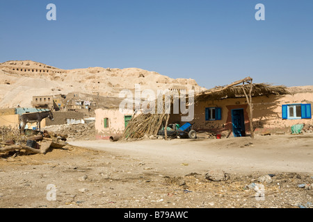 The Saff tombes de la rangée du côté de la montagne derrière les maisons et logements en Gourna sur la rive ouest de Louxor, Egypte Banque D'Images