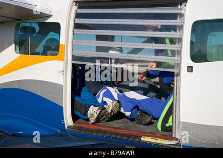 Un Cessna Caravan d'avions à turbine utilisé pour transporter des parachutistes, SE PRÉPARE À DÉCOLLER COMME LA PORTE EST FERMÉE PAR L'UN DES CAVALIERS Banque D'Images