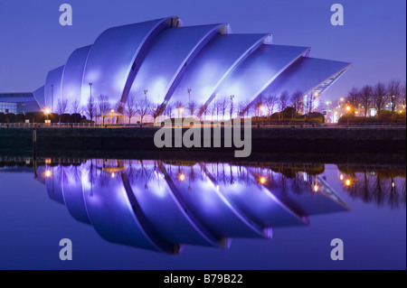Le Scottish Exhibition and Conference Centre reflète dans la rivière Clyde, Glasgow, Ecosse, Royaume-Uni. Banque D'Images