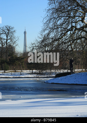 La Tour Eiffel depuis le Bois de Boulogne, Paris, Europe Banque D'Images