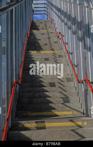 Escalier à Prince Regent Dockland Light Railway station. Banque D'Images