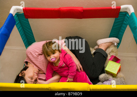 Ma mère Parent se joint à bébé dans un parc d'essayer de l'obliger à dormir Banque D'Images