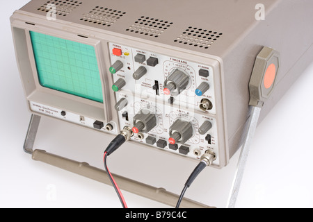 Oscilloscope analogique sur fond gris Banque D'Images