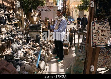 Louxor, Egypte, Afrique du Nord. Stand de vente porte-objets réplique de l'ancienne Egypte Banque D'Images