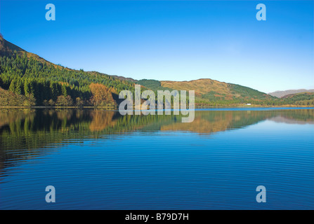 Réflexions sur le Loch Chon nr Aberfoyle bassedu Trossachs national du Loch Lomond et des Trossachs Ecosse Banque D'Images