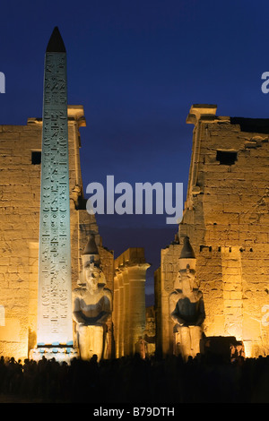 Le temple de Louxor, Louxor, Egypte. Premier pylône avec obélisque et colosses de Ramsès II, dusk Banque D'Images