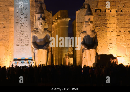 Le temple de Louxor, Egypte, Afrique du Nord. Colosses de Ramsès II et obélisque, Premier pylône, dusk Banque D'Images