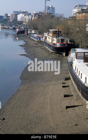 Bateaux sur la Tamise, immédiatement à l'ouest de Kew Bridge, photographié à partir de la passerelle. Banque D'Images