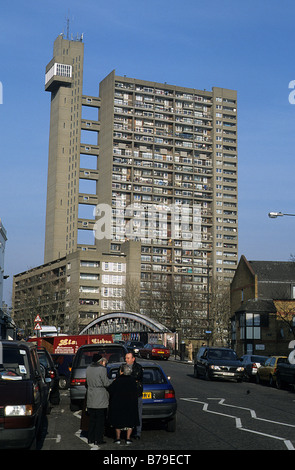 Afficher le long de Golborne Road, North Kensington, Londres, vers l'Erno Goldfinger Trellick Tower. Banque D'Images