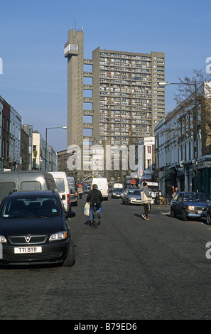 Afficher le long de Golborne Road, North Kensington, Londres, vers l'Erno Goldfinger Trellick Tower. Banque D'Images