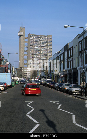 Afficher le long de Golborne Road, North Kensington, Londres, vers l'Erno Goldfinger Trellick Tower. Banque D'Images