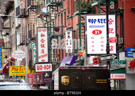 Stocker les signes et les restaurants de Chinatown New York City. Banque D'Images