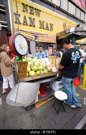 Un marché de l'alimentation chinoise dans le Chinatown Manhattan New York Le marché affiche fruits légumes et autres aliments. Banque D'Images