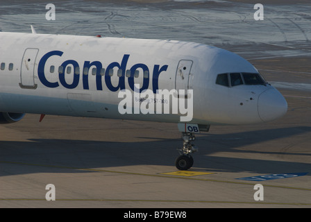 Boeing 757-300 exploité par Condor Airways, l'Aéroport International de Düsseldorf, Allemagne. Banque D'Images