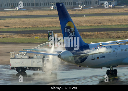 Thomas Cook Boeing 757-300 en avion de passagers, de dégivrage de l'Aéroport International de Düsseldorf, Allemagne. Banque D'Images