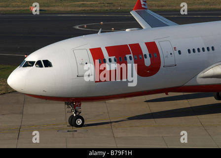 LTU Airlines Airbus A330-223 d'avions de transport de passagers, l'Aéroport International de Düsseldorf, Allemagne. Banque D'Images