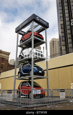 Voitures Smart ForTwo sur l'affichage à l'extérieur de la Cobo Hall au 2009 North American International Auto Show de Detroit Michigan USA Banque D'Images