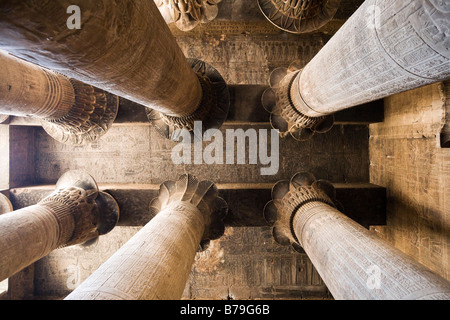 À la recherche vers le plafond à travers les colonnes de la salle hypostyle au le Temple de Khnoum à Esna, Egypte Banque D'Images