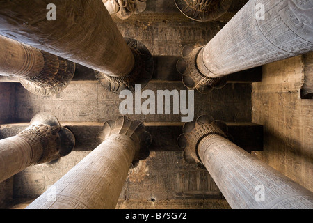 À la recherche vers le plafond à travers les colonnes de la salle hypostyle au le Temple de Khnoum à Esna, Egypte Banque D'Images