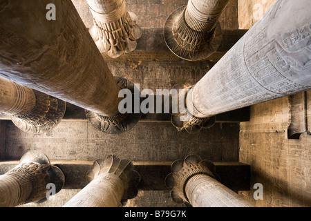 À la recherche vers le plafond à travers les colonnes de la salle hypostyle au le Temple de Khnoum à Esna, Egypte Banque D'Images