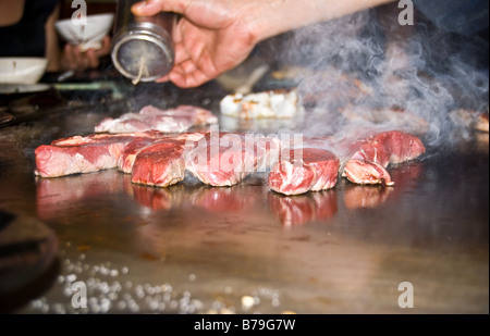 Griller les filets de scotch sur la plaque dans le restaurant japonais teppanyaki. Banque D'Images