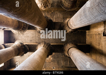 À la recherche vers le plafond à travers les colonnes de la salle hypostyle au le Temple de Khnoum à Esna, Egypte Banque D'Images