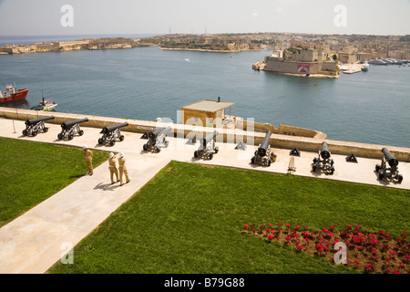 Des soldats et des canons à la batterie de salut, et le Grand Port, de Upper Barracca Gardens, La Valette, Malte Banque D'Images