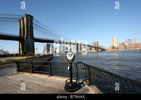 Manhattan skyline du pont de Brooklyn Park Banque D'Images