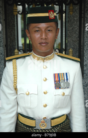 Un officier de l'armée malaisienne de garde à l'extérieur du Palais National à Kuala Lumpur, Malaisie Banque D'Images