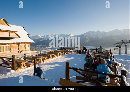 Vous pourrez vous détendre dans les skieurs lokal bar sur la Colline Gubalowka Zakopane Tatras et surplombant la région de Podhale Pologne Banque D'Images