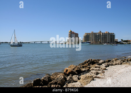 Oyster Bay development Sarasota en Floride USA vu du Bayfront Park et port de plaisance Banque D'Images