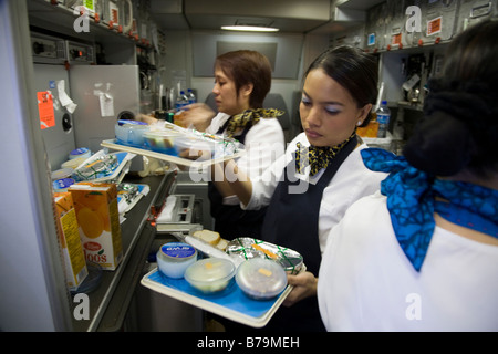 Membre de l'équipage de cabine de quitter la cuisine avec repas spéciaux à un aéronef en vol Gulf Air de Bahreïn à partir de Londres. (45) Banque D'Images