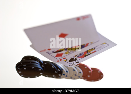 Jeu de cartes et des jetons de poker photographié d'en dessous d'une table en verre Banque D'Images