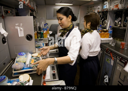 Membre de l'équipage de cabine de préparer vos repas dans la cuisine sur un Gulf Air Airbus A330 en vol à Bahreïn depuis Londres. (45) Banque D'Images