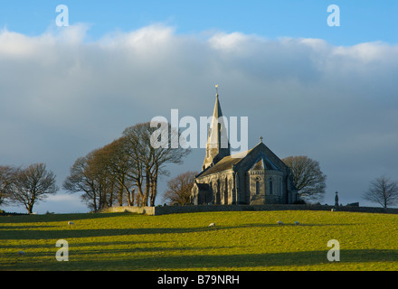 Bardsea Église, donnant sur les sables de la baie de Morecambe, près de Ulverston, Cumbria, Angleterre, Royaume-Uni Banque D'Images