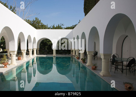 Piscine et coin repas, entourant la Villa Sebastian, Hammamet, Tunisie, Afrique du Nord Banque D'Images