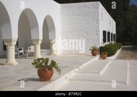 Terrasse donnant sur le jardin de la Villa Sebastian, Hammamet, Tunisie Banque D'Images
