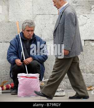 Un homme aveugle amène les passants pour un peu de changement sur le divan Yolu, à Eminonu, Istanbul. Banque D'Images