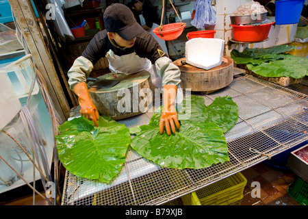 Un vendeur de poisson dans un marché de Hong Kong Banque D'Images