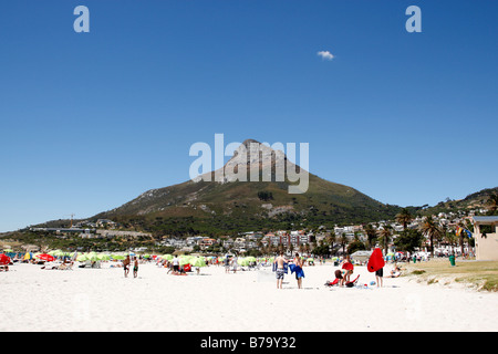 Vue sur la plage principale à Camps Bay avec les lions head rock dans l'arrière-plan Cape town afrique du sud Banque D'Images