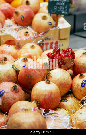 Des grenades sur un étal de marché à Barcelone Banque D'Images
