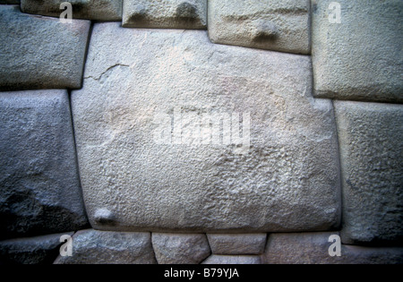 La pierre d'angle de 12 mur de pierre inca dans la rue hatunrumiyoc cusco vallée sacrée pérou Banque D'Images