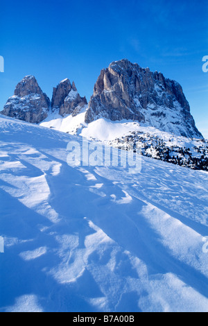 Banc de neige en face du Mont Langkofel, province de Bolzano-Bozen, Italie, Europe Banque D'Images